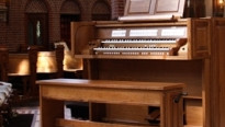 een kleiner kerkorgel met twee lagen toetsen in een kerk in Beuningen